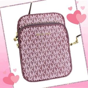 MK Jetset Travel Medium Signature Crossbody Bag